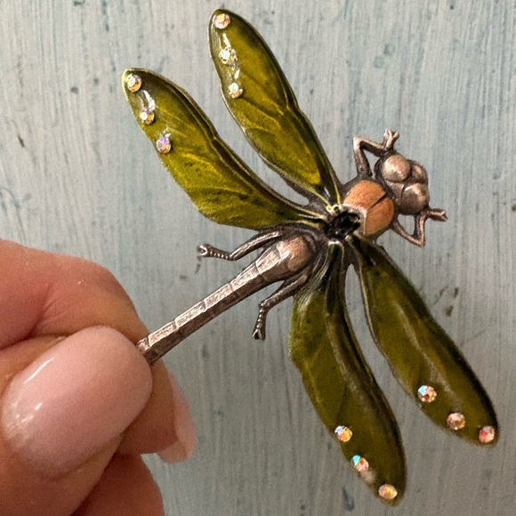 Green enamel dragonfly pin with rhinestones on its wing tips and peach body - Picture 11 of 11